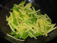 家常菜芹菜土豆条做法图解4)