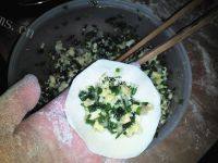 韭菜鸡蛋虾仁煎饺做法图解16)