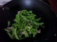 肉片炒荷兰豆做法图解5)