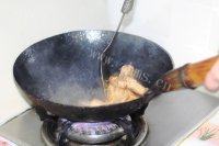 健康营养的排骨炖土豆做法图解7)