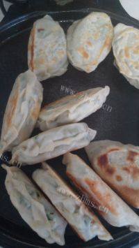美味的虾仁韭菜盒子做法图解13)