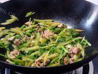 简易的肉炒芹菜做法图解9)