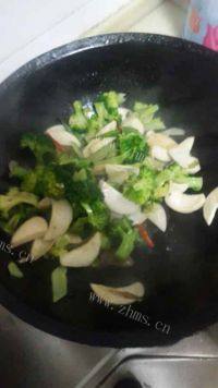家常菜西兰花炒鸡腿菇