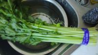 家常菜芹菜肉丝做法图解1)