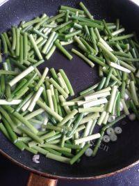 下饭的蒜苔炒肉丝做法图解6)
