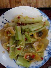 美味的凉拌黄瓜皮蛋做法图解6)