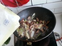 热腾腾的葱炒羊肉做法图解7)