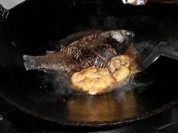 口感丰富的鲫鱼塞肉做法图解6)