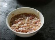 腊肠肉糜酿鲜菇做法图解2)