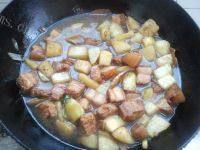 「首发」红烧肉炖土豆做法图解5)