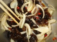 家常菜洋葱拌木耳做法图解7)