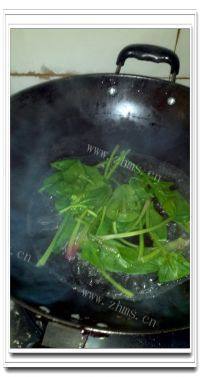 美味的菠菜蛋花粥做法图解2)