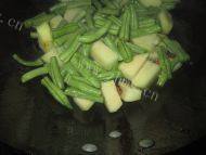 「DIY美食」土豆炖豆角做法图解4)