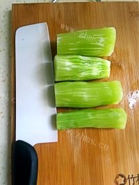 家常菜炒莴笋丝做法图解2)