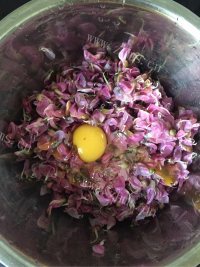 自制槐花饼做法图解2)