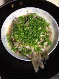美味的葱油鱼做法图解5)
