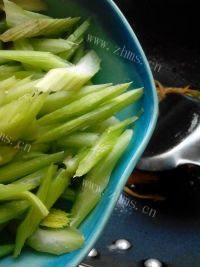 家常菜芹菜炒腊肉做法图解5)