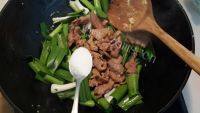 从此爱上蒜苗炒肉做法图解10)