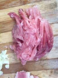热腾腾的芹菜炒肉做法图解2)