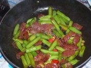 腊肠炒四季豆做法图解8)