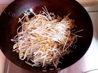 家常菜蒜苗炒豆芽做法图解2)