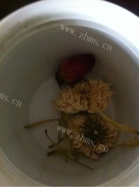 夏季滋补清热菊花茶做法图解3)
