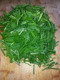 色味俱佳的韭菜炒鸡蛋做法图解2)
