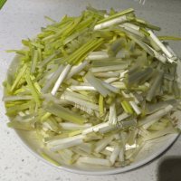 家常菜蒜黄炒鸡蛋做法图解2)