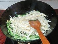 家常菜黄瓜炒金针菇做法图解5)