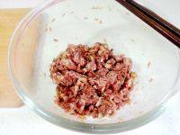 自制猪肉胡萝卜饺子做法图解5)