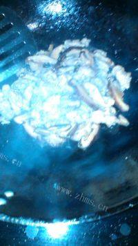 家常菜香菇炒肉丝做法图解5)