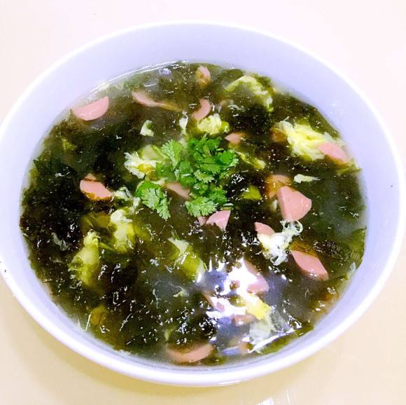色泽鲜亮的紫菜蛋花汤
