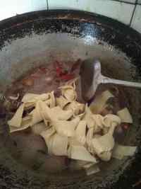 午餐红烧排骨豆腐皮做法图解8)
