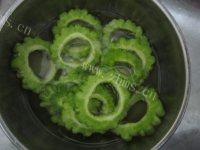 秀色的苦瓜排骨汤做法图解4)