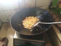 家常菜胡萝卜炒玉米做法图解2)