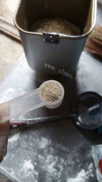 美味的黑芝麻土司做法图解6)
