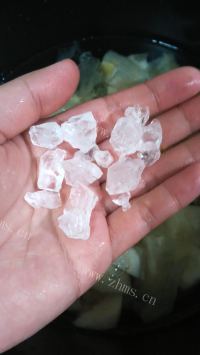 美味的冰糖雪梨银耳羹做法图解4)