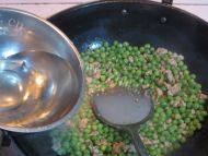 家常菜肉末豌豆做法图解7)