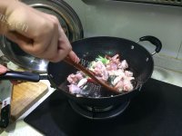 家常菜豆角土豆炖排骨做法图解2)