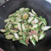 家常菜瘦肉炒丝瓜做法图解7)