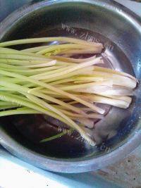 家常菜腊肉炒芹菜做法图解1)