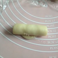 诱人的豆沙菊花酥做法图解7)