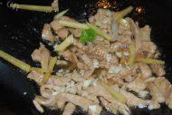 「健康美食」洋葱炒肉做法图解10)