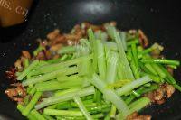 超级简单的蒜薹炒肉做法图解5)