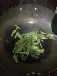 家常金针菇炒芹菜做法图解3)