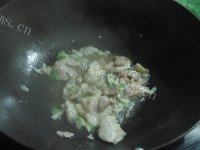 「念念不忘」芹菜炒肉做法图解4)