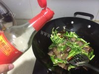 五味俱全的蒜薹炒腊肉做法图解5)
