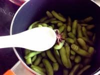 下酒菜盐水毛豆做法图解4)