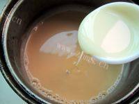 自制红豆奶茶做法图解6)