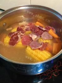 超级美味的玉米猪展汤做法图解7)
